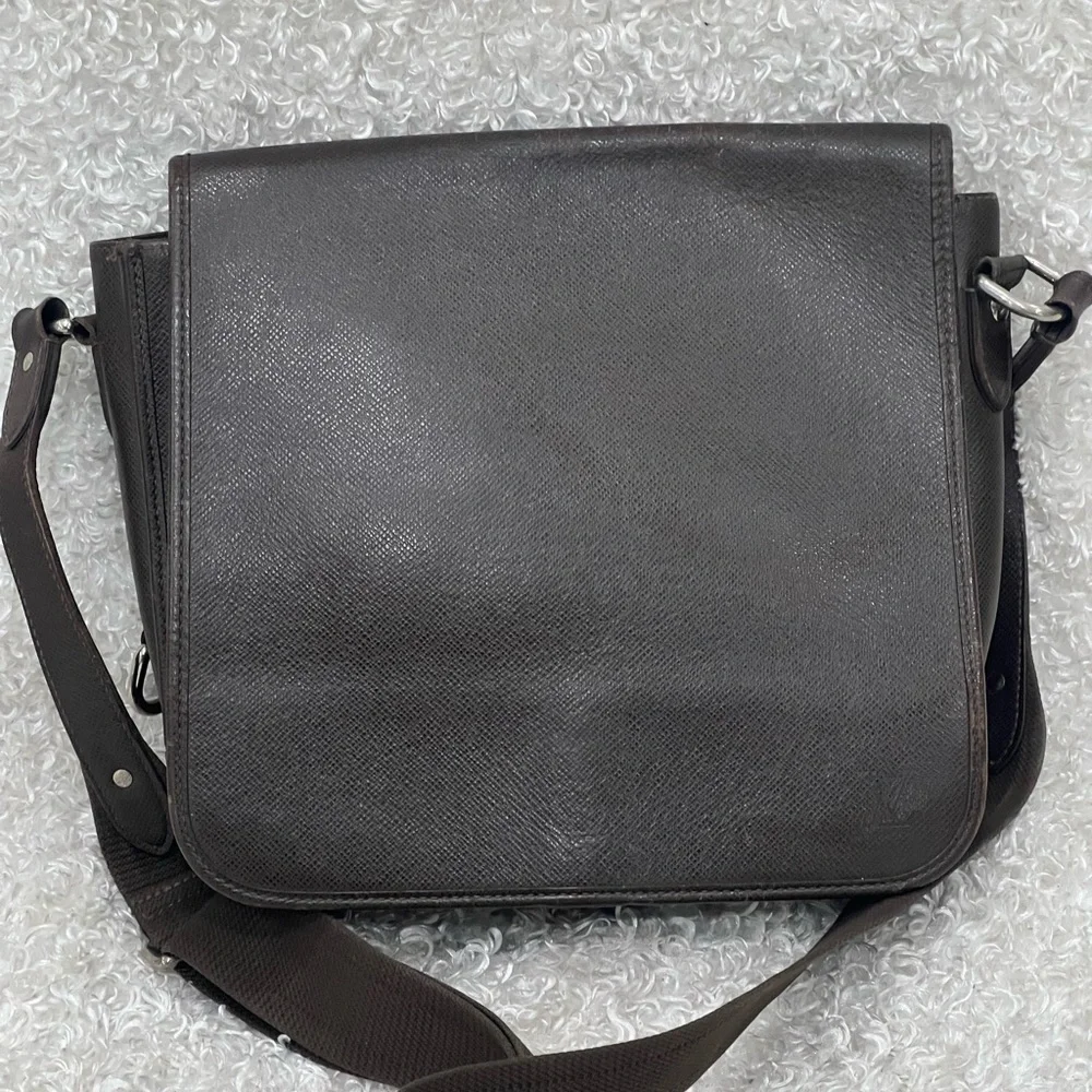 Louis Vuitton Taiga Roman Leather Messenger Bag.